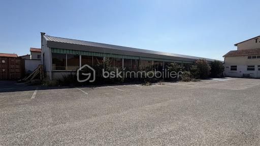 Situé dans un quartier calme et résidentiel, plateau viabilisé divisible d'une superficie totale de 740 m² pouvant être destiné à usage d'habitation, de stockage ou commercial. Stationnements.