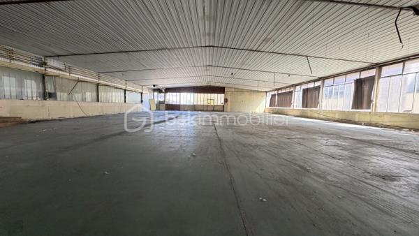 Situé dans un quartier calme et résidentiel, plateau viabilisé divisible d'une superficie totale de 740 m² pouvant être destiné à usage d'habitation, de stockage ou commercial. Stationnements.