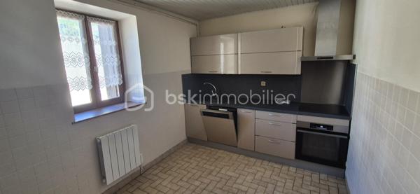 Maison de ville de 3 niveaux au cœur de Trévoux – 209 000 €
Idéalement située dans le centre historique de Trévoux, découvrez cette maison de ville saine et lumineuse de 3 niveaux, où vous n'avez plus qu'à poser vos valises. Offrant un cadre de vie calme tout en étant à seulement 5 minutes à pied des commerces, des écoles, du collège et du lycée, elle bénéficie d'une orientation ouest idéale.
Son emplacement stratégique est parfait pour les actifs : vous rejoignez l'autoroute A46 en 5 minutes, Villefranche-sur-Saône en 10 minutes et Lyon en 25 minutes.
Les gares SNCF d'Anse et de Quincieux sont également d'un accès rapide.
La maison se compose ainsi :
- Rez-de-chaussée : Un grand garage pouvant accueillir une voiture et une moto, un cellier pratique pour le stockage et un espace d'accueil chaleureux doté d'une cheminée.
- 1er étage : Une cuisine entièrement équipée ouverte ou attenante à un grand séjour lumineux, offrant un espace de vie convivial.
- 2ème étage : Un espace nuit comprenant 3 chambres confortables et une salle de bains.
Côté confort, la maison dispose actuellement d'un chauffage par fluide caloporteur avec la possibilité d'évoluer facilement vers un chauffage au gaz.
Un bien rare alliant le cachet du centre historique, le calme et la praticité d'un grand garage en ville.