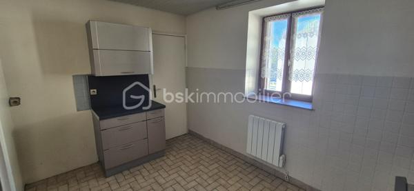 Maison de ville de 3 niveaux au cœur de Trévoux – 209 000 €
Idéalement située dans le centre historique de Trévoux, découvrez cette maison de ville saine et lumineuse de 3 niveaux, où vous n'avez plus qu'à poser vos valises. Offrant un cadre de vie calme tout en étant à seulement 5 minutes à pied des commerces, des écoles, du collège et du lycée, elle bénéficie d'une orientation ouest idéale.
Son emplacement stratégique est parfait pour les actifs : vous rejoignez l'autoroute A46 en 5 minutes, Villefranche-sur-Saône en 10 minutes et Lyon en 25 minutes.
Les gares SNCF d'Anse et de Quincieux sont également d'un accès rapide.
La maison se compose ainsi :
- Rez-de-chaussée : Un grand garage pouvant accueillir une voiture et une moto, un cellier pratique pour le stockage et un espace d'accueil chaleureux doté d'une cheminée.
- 1er étage : Une cuisine entièrement équipée ouverte ou attenante à un grand séjour lumineux, offrant un espace de vie convivial.
- 2ème étage : Un espace nuit comprenant 3 chambres confortables et une salle de bains.
Côté confort, la maison dispose actuellement d'un chauffage par fluide caloporteur avec la possibilité d'évoluer facilement vers un chauffage au gaz.
Un bien rare alliant le cachet du centre historique, le calme et la praticité d'un grand garage en ville.