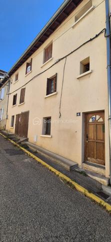Maison de ville de 3 niveaux au cœur de Trévoux – 209 000 €
Idéalement située dans le centre historique de Trévoux, découvrez cette maison de ville saine et lumineuse de 3 niveaux, où vous n'avez plus qu'à poser vos valises. Offrant un cadre de vie calme tout en étant à seulement 5 minutes à pied des commerces, des écoles, du collège et du lycée, elle bénéficie d'une orientation ouest idéale.
Son emplacement stratégique est parfait pour les actifs : vous rejoignez l'autoroute A46 en 5 minutes, Villefranche-sur-Saône en 10 minutes et Lyon en 25 minutes.
Les gares SNCF d'Anse et de Quincieux sont également d'un accès rapide.
La maison se compose ainsi :
- Rez-de-chaussée : Un grand garage pouvant accueillir une voiture et une moto, un cellier pratique pour le stockage et un espace d'accueil chaleureux doté d'une cheminée.
- 1er étage : Une cuisine entièrement équipée ouverte ou attenante à un grand séjour lumineux, offrant un espace de vie convivial.
- 2ème étage : Un espace nuit comprenant 3 chambres confortables et une salle de bains.
Côté confort, la maison dispose actuellement d'un chauffage par fluide caloporteur avec la possibilité d'évoluer facilement vers un chauffage au gaz.
Un bien rare alliant le cachet du centre historique, le calme et la praticité d'un grand garage en ville.