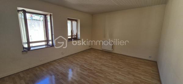 Maison de ville de 3 niveaux au cœur de Trévoux – 209 000 €
Idéalement située dans le centre historique de Trévoux, découvrez cette maison de ville saine et lumineuse de 3 niveaux, où vous n'avez plus qu'à poser vos valises. Offrant un cadre de vie calme tout en étant à seulement 5 minutes à pied des commerces, des écoles, du collège et du lycée, elle bénéficie d'une orientation ouest idéale.
Son emplacement stratégique est parfait pour les actifs : vous rejoignez l'autoroute A46 en 5 minutes, Villefranche-sur-Saône en 10 minutes et Lyon en 25 minutes.
Les gares SNCF d'Anse et de Quincieux sont également d'un accès rapide.
La maison se compose ainsi :
- Rez-de-chaussée : Un grand garage pouvant accueillir une voiture et une moto, un cellier pratique pour le stockage et un espace d'accueil chaleureux doté d'une cheminée.
- 1er étage : Une cuisine entièrement équipée ouverte ou attenante à un grand séjour lumineux, offrant un espace de vie convivial.
- 2ème étage : Un espace nuit comprenant 3 chambres confortables et une salle de bains.
Côté confort, la maison dispose actuellement d'un chauffage par fluide caloporteur avec la possibilité d'évoluer facilement vers un chauffage au gaz.
Un bien rare alliant le cachet du centre historique, le calme et la praticité d'un grand garage en ville.