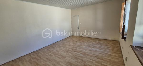 Maison de ville de 3 niveaux au cœur de Trévoux – 209 000 €
Idéalement située dans le centre historique de Trévoux, découvrez cette maison de ville saine et lumineuse de 3 niveaux, où vous n'avez plus qu'à poser vos valises. Offrant un cadre de vie calme tout en étant à seulement 5 minutes à pied des commerces, des écoles, du collège et du lycée, elle bénéficie d'une orientation ouest idéale.
Son emplacement stratégique est parfait pour les actifs : vous rejoignez l'autoroute A46 en 5 minutes, Villefranche-sur-Saône en 10 minutes et Lyon en 25 minutes.
Les gares SNCF d'Anse et de Quincieux sont également d'un accès rapide.
La maison se compose ainsi :
- Rez-de-chaussée : Un grand garage pouvant accueillir une voiture et une moto, un cellier pratique pour le stockage et un espace d'accueil chaleureux doté d'une cheminée.
- 1er étage : Une cuisine entièrement équipée ouverte ou attenante à un grand séjour lumineux, offrant un espace de vie convivial.
- 2ème étage : Un espace nuit comprenant 3 chambres confortables et une salle de bains.
Côté confort, la maison dispose actuellement d'un chauffage par fluide caloporteur avec la possibilité d'évoluer facilement vers un chauffage au gaz.
Un bien rare alliant le cachet du centre historique, le calme et la praticité d'un grand garage en ville.
