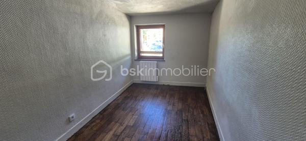 Maison de ville de 3 niveaux au cœur de Trévoux – 209 000 €
Idéalement située dans le centre historique de Trévoux, découvrez cette maison de ville saine et lumineuse de 3 niveaux, où vous n'avez plus qu'à poser vos valises. Offrant un cadre de vie calme tout en étant à seulement 5 minutes à pied des commerces, des écoles, du collège et du lycée, elle bénéficie d'une orientation ouest idéale.
Son emplacement stratégique est parfait pour les actifs : vous rejoignez l'autoroute A46 en 5 minutes, Villefranche-sur-Saône en 10 minutes et Lyon en 25 minutes.
Les gares SNCF d'Anse et de Quincieux sont également d'un accès rapide.
La maison se compose ainsi :
- Rez-de-chaussée : Un grand garage pouvant accueillir une voiture et une moto, un cellier pratique pour le stockage et un espace d'accueil chaleureux doté d'une cheminée.
- 1er étage : Une cuisine entièrement équipée ouverte ou attenante à un grand séjour lumineux, offrant un espace de vie convivial.
- 2ème étage : Un espace nuit comprenant 3 chambres confortables et une salle de bains.
Côté confort, la maison dispose actuellement d'un chauffage par fluide caloporteur avec la possibilité d'évoluer facilement vers un chauffage au gaz.
Un bien rare alliant le cachet du centre historique, le calme et la praticité d'un grand garage en ville.