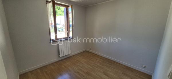Maison de ville de 3 niveaux au cœur de Trévoux – 209 000 €
Idéalement située dans le centre historique de Trévoux, découvrez cette maison de ville saine et lumineuse de 3 niveaux, où vous n'avez plus qu'à poser vos valises. Offrant un cadre de vie calme tout en étant à seulement 5 minutes à pied des commerces, des écoles, du collège et du lycée, elle bénéficie d'une orientation ouest idéale.
Son emplacement stratégique est parfait pour les actifs : vous rejoignez l'autoroute A46 en 5 minutes, Villefranche-sur-Saône en 10 minutes et Lyon en 25 minutes.
Les gares SNCF d'Anse et de Quincieux sont également d'un accès rapide.
La maison se compose ainsi :
- Rez-de-chaussée : Un grand garage pouvant accueillir une voiture et une moto, un cellier pratique pour le stockage et un espace d'accueil chaleureux doté d'une cheminée.
- 1er étage : Une cuisine entièrement équipée ouverte ou attenante à un grand séjour lumineux, offrant un espace de vie convivial.
- 2ème étage : Un espace nuit comprenant 3 chambres confortables et une salle de bains.
Côté confort, la maison dispose actuellement d'un chauffage par fluide caloporteur avec la possibilité d'évoluer facilement vers un chauffage au gaz.
Un bien rare alliant le cachet du centre historique, le calme et la praticité d'un grand garage en ville.