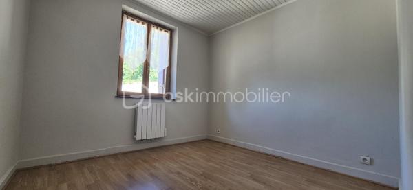 Maison de ville de 3 niveaux au cœur de Trévoux – 209 000 €
Idéalement située dans le centre historique de Trévoux, découvrez cette maison de ville saine et lumineuse de 3 niveaux, où vous n'avez plus qu'à poser vos valises. Offrant un cadre de vie calme tout en étant à seulement 5 minutes à pied des commerces, des écoles, du collège et du lycée, elle bénéficie d'une orientation ouest idéale.
Son emplacement stratégique est parfait pour les actifs : vous rejoignez l'autoroute A46 en 5 minutes, Villefranche-sur-Saône en 10 minutes et Lyon en 25 minutes.
Les gares SNCF d'Anse et de Quincieux sont également d'un accès rapide.
La maison se compose ainsi :
- Rez-de-chaussée : Un grand garage pouvant accueillir une voiture et une moto, un cellier pratique pour le stockage et un espace d'accueil chaleureux doté d'une cheminée.
- 1er étage : Une cuisine entièrement équipée ouverte ou attenante à un grand séjour lumineux, offrant un espace de vie convivial.
- 2ème étage : Un espace nuit comprenant 3 chambres confortables et une salle de bains.
Côté confort, la maison dispose actuellement d'un chauffage par fluide caloporteur avec la possibilité d'évoluer facilement vers un chauffage au gaz.
Un bien rare alliant le cachet du centre historique, le calme et la praticité d'un grand garage en ville.