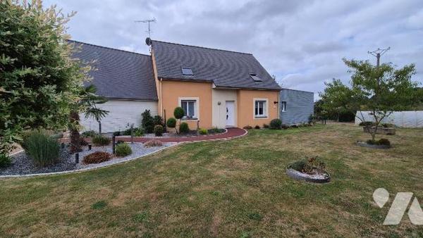 10 MIN GORRON : pavillon contemporain de plain-pied de 2005 comprenant:
- Entrée sur salon/séj...