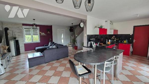 10 MIN GORRON : pavillon contemporain de plain-pied de 2005 comprenant:
- Entrée sur salon/séj...