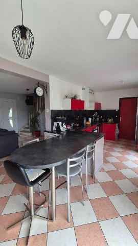 10 MIN GORRON : pavillon contemporain de plain-pied de 2005 comprenant:
- Entrée sur salon/séj...