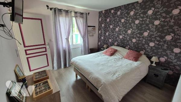 10 MIN GORRON : pavillon contemporain de plain-pied de 2005 comprenant:
- Entrée sur salon/séj...