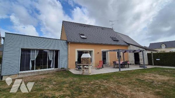 10 MIN GORRON : pavillon contemporain de plain-pied de 2005 comprenant:
- Entrée sur salon/séj...