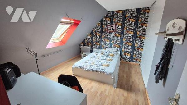 10 MIN GORRON : pavillon contemporain de plain-pied de 2005 comprenant:
- Entrée sur salon/séj...