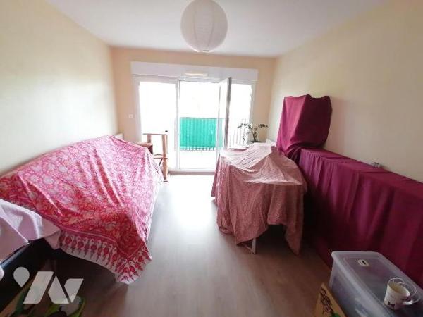 NOUVEAUTE TRENTE CINQ NOTAIRES !! Au 1er étage sur 3, venez découvrir cet appartement de type 2...