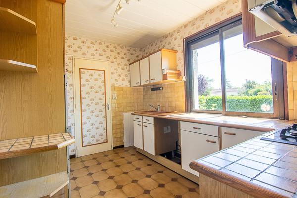 Maison familiale 4 chambres avec grand terrain et garage à Vayres (33870)