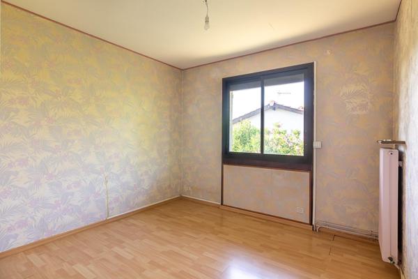 Maison familiale 4 chambres avec grand terrain et garage à Vayres (33870)