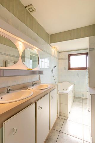 Maison familiale 4 chambres avec grand terrain et garage à Vayres (33870)