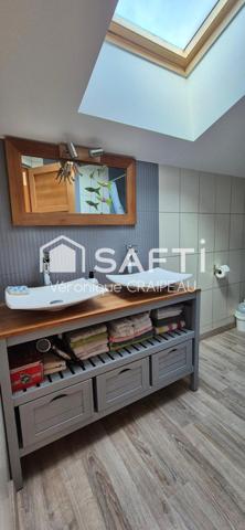 Charme, authenticité pour cette jolie maison familiale de 107m² hab avec 3 chambres, extérieur et piscine en village.