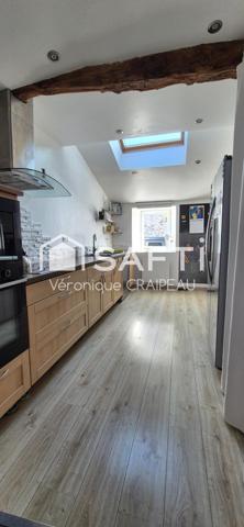 Charme, authenticité pour cette jolie maison familiale de 107m² hab avec 3 chambres, extérieur et piscine en village.