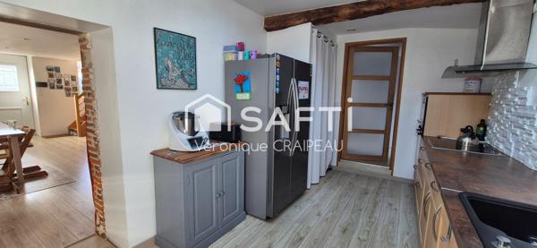 Charme, authenticité pour cette jolie maison familiale de 107m² hab avec 3 chambres, extérieur et piscine en village.