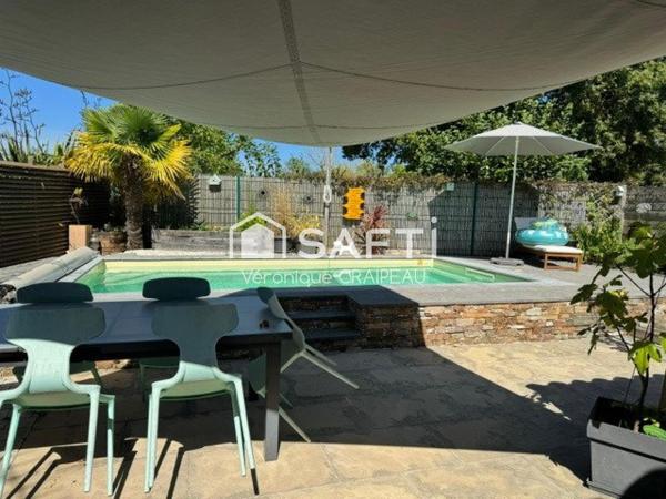 Charme, authenticité pour cette jolie maison familiale de 107m² hab avec 3 chambres, extérieur et piscine en village.