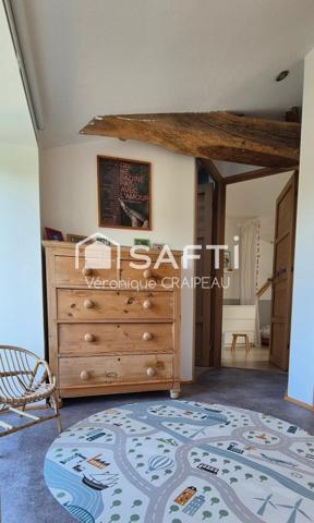 Charme, authenticité pour cette jolie maison familiale de 107m² hab avec 3 chambres, extérieur et piscine en village.