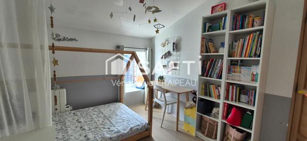 Charme, authenticité pour cette jolie maison familiale de 107m² hab avec 3 chambres, extérieur et piscine en village.