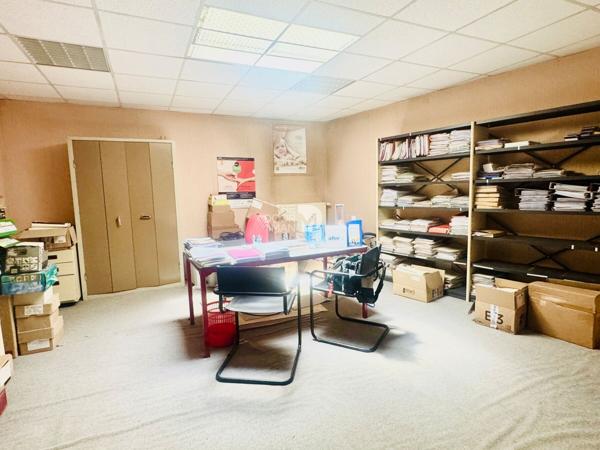 Locaux commerciaux - À vendre - 116 m² - LAVAL | The Door Man