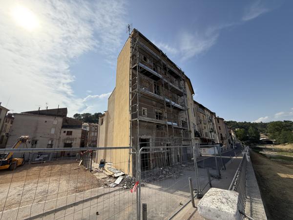 Bédarieux (34600) Maison de village en cours de rénovation 79 m2 et sa cave de 35 m2 face à l'Orb