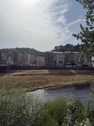 Bédarieux (34600) Maison de village en cours de rénovation 79 m2 et sa cave de 35 m2 face à l'Orb