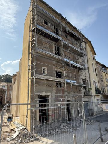 Bédarieux (34600) Maison de village en cours de rénovation 79 m2 et sa cave de 35 m2 face à l'Orb