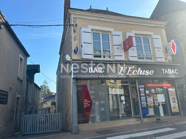 Immeuble au coeur de La Suze avec local commercial et appartement !