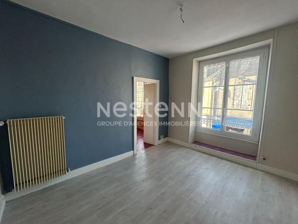 Immeuble au coeur de La Suze avec local commercial et appartement !