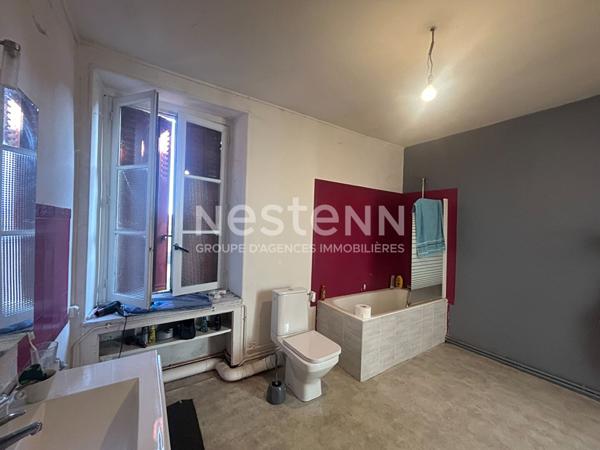 Immeuble au coeur de La Suze avec local commercial et appartement !