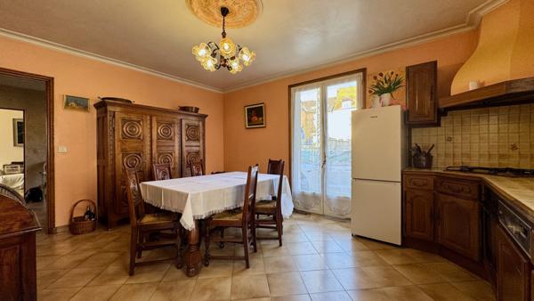 Chanteloup-les-Vignes (78570) CENTRE VILLAGE : MAISON DE VILLE AUX VOLUMES SURPRENANTS.