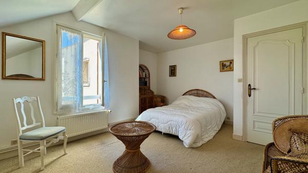 Chanteloup-les-Vignes (78570) CENTRE VILLAGE : MAISON DE VILLE AUX VOLUMES SURPRENANTS.