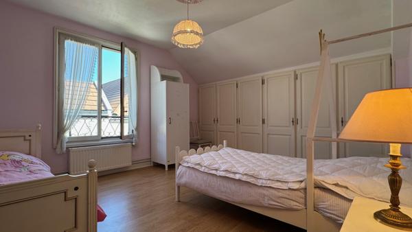 Chanteloup-les-Vignes (78570) CENTRE VILLAGE : MAISON DE VILLE AUX VOLUMES SURPRENANTS.