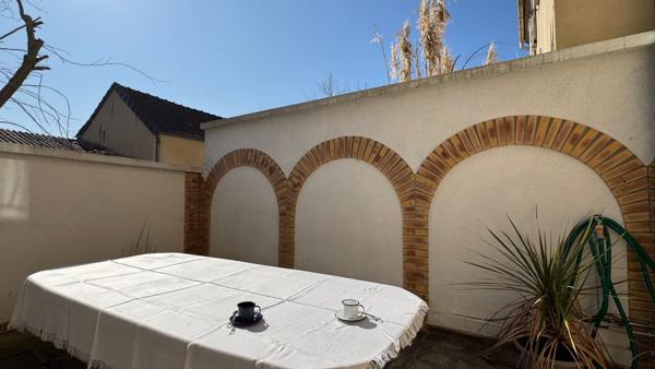 Chanteloup-les-Vignes (78570) CENTRE VILLAGE : MAISON DE VILLE AUX VOLUMES SURPRENANTS.