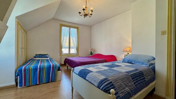 Chanteloup-les-Vignes (78570) CENTRE VILLAGE : MAISON DE VILLE AUX VOLUMES SURPRENANTS.