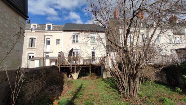 MAISON CENTRE VILLE  AVEC JARDIN ET GARAGE