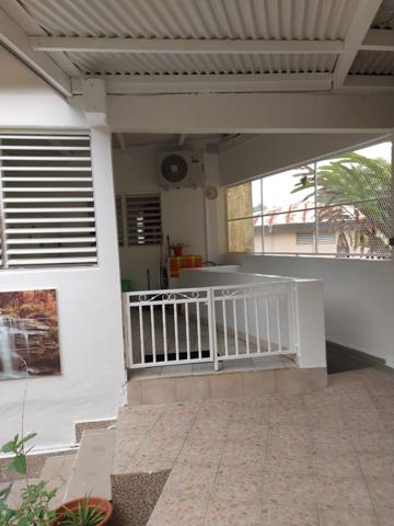 A LOUER dans secteur calme à la campagne , commune des Abymes, Appartement T2 de 60 m² meublé et équipée.