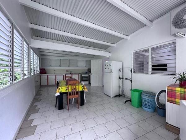 A LOUER dans secteur calme à la campagne , commune des Abymes, Appartement T2 de 60 m² meublé et équipée.