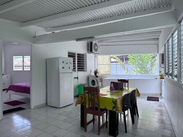 A LOUER dans secteur calme à la campagne , commune des Abymes, Appartement T2 de 60 m² meublé et équipée.