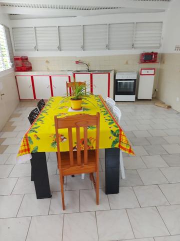 A LOUER dans secteur calme à la campagne , commune des Abymes, Appartement T2 de 60 m² meublé et équipée.