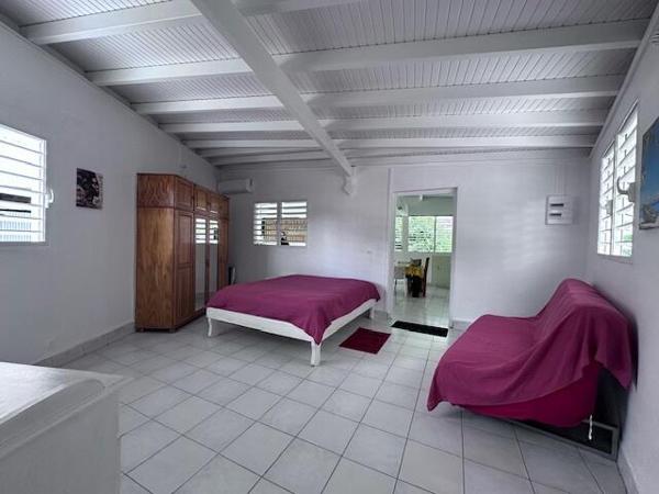 A LOUER dans secteur calme à la campagne , commune des Abymes, Appartement T2 de 60 m² meublé et équipée.