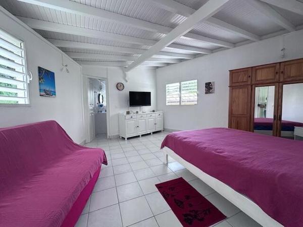 A LOUER dans secteur calme à la campagne , commune des Abymes, Appartement T2 de 60 m² meublé et équipée.
