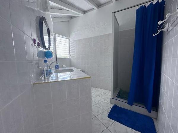 A LOUER dans secteur calme à la campagne , commune des Abymes, Appartement T2 de 60 m² meublé et équipée.