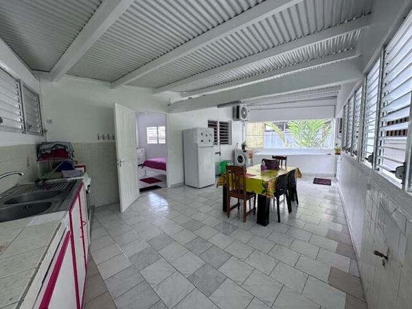 A LOUER dans secteur calme à la campagne , commune des Abymes, Appartement T2 de 60 m² meublé et équipée.
