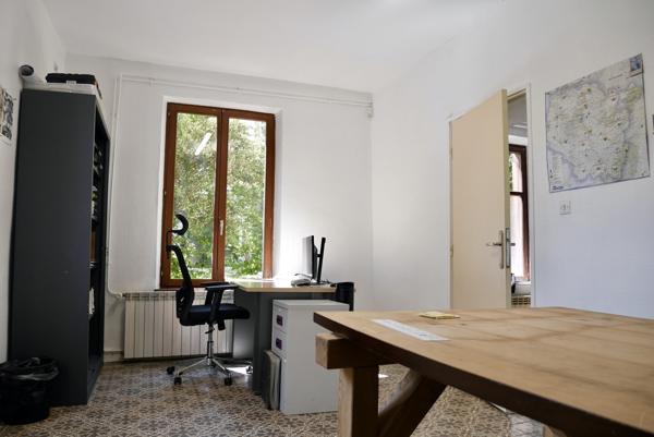 IMMEUBLE A USAGE DE BUREAUX OU AUTRES...