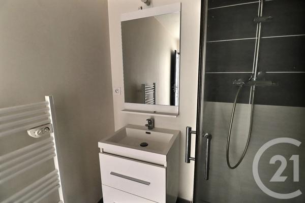 Appartement T3 à vendre  6 pièces - 59,18 m 2   CARPENTRAS  - 84