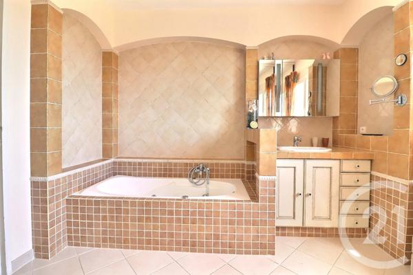 Maison à vendre  6 pièces - 245 m 2   FREJUS  - 83